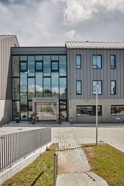 Ein mit Stahl verkleidetes und geschütztes Demenzpflegeheim, DemensCentrum Aarhus – Skovvang, Skovvangsvej 97–99, 8200 Aarhus, Dänemark